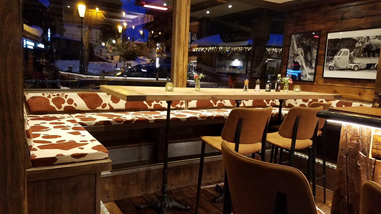 Banquette en tissu velours vache pour restaurant