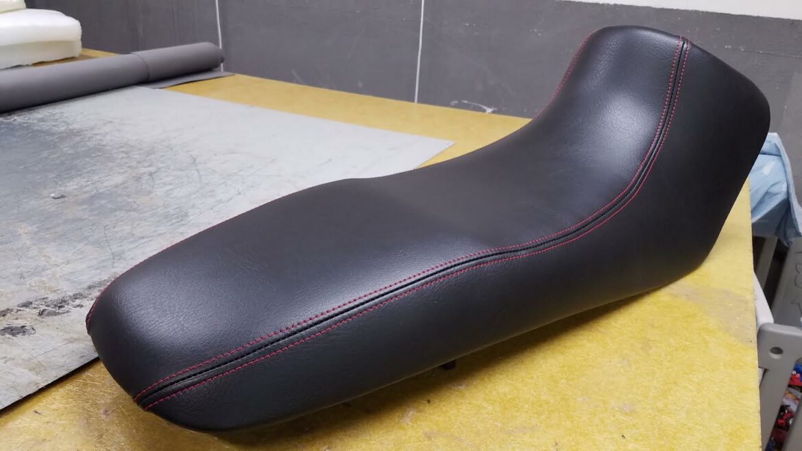 Selle moto avec surpiqure