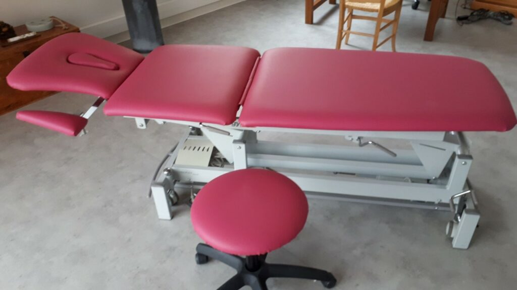 Table médicale et tabouret